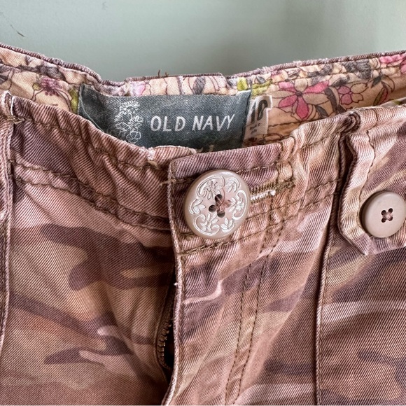 Women’s Old Navy Camouflage Cargo Pants wide leg Distressed 10R - Picture 15 of 16
